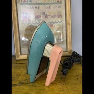 Nassau Teal Iron With Pink Handle Child 1960's Toy TESTED/WORKS​​​